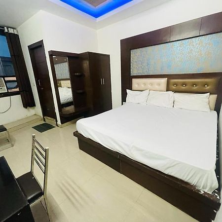 Premium Boston Rooms Family Hotel Agra (Uttar Pradesh) Exterior photo