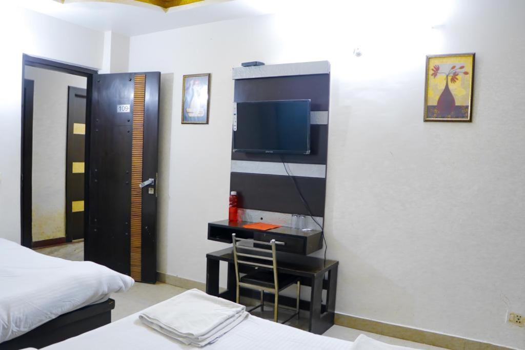 Premium Boston Rooms Family Hotel Agra (Uttar Pradesh) Exterior photo