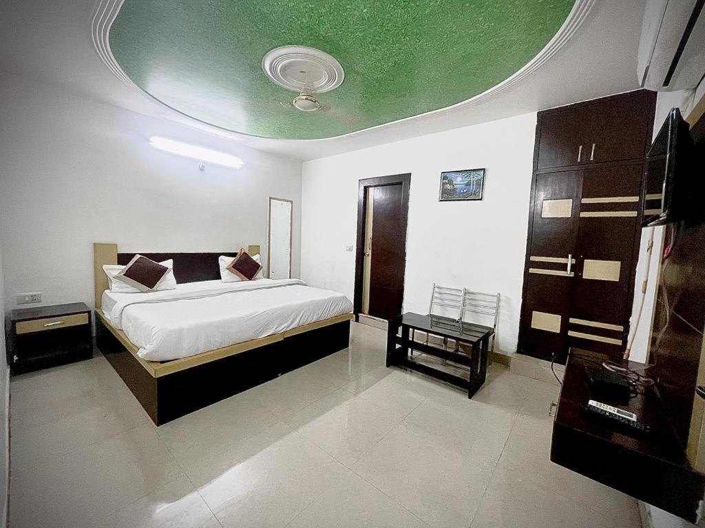 Premium Boston Rooms Family Hotel Agra (Uttar Pradesh) Exterior photo