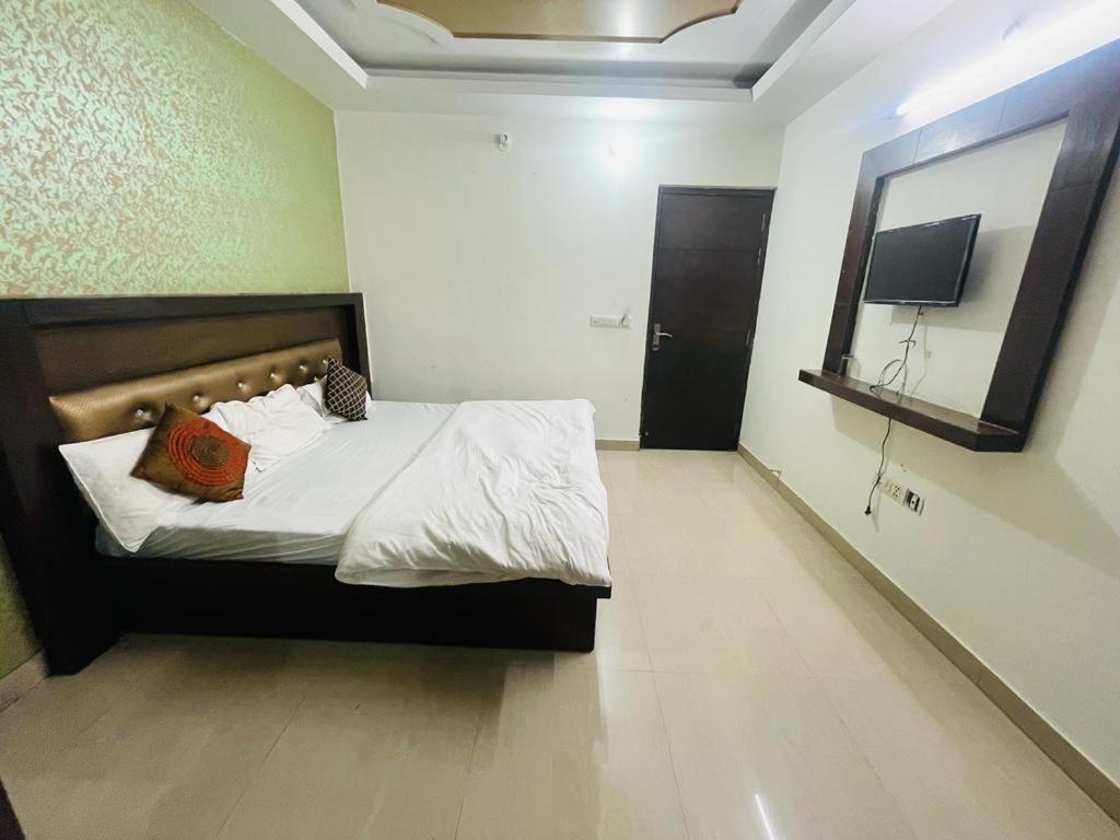 Premium Boston Rooms Family Hotel Agra (Uttar Pradesh) Exterior photo