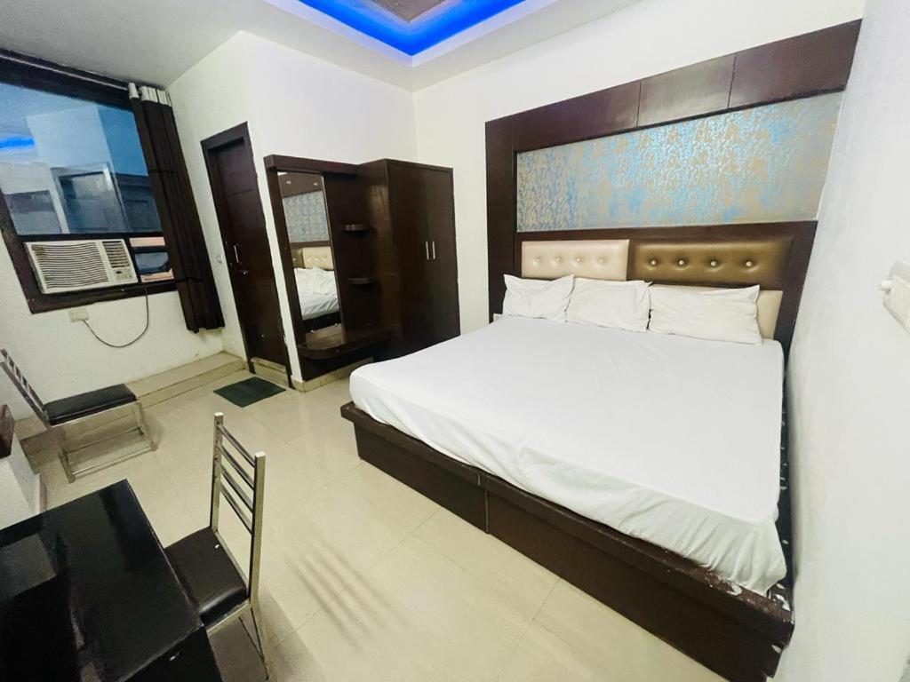 Premium Boston Rooms Family Hotel Agra (Uttar Pradesh) Exterior photo